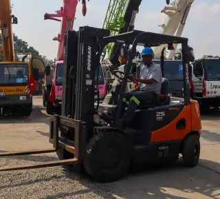 Picture of an orange 2.5 ton Doosan Pro 5 forklift